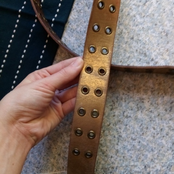 {Calvin Klein Jeans} Leather Gold Grommet Belt M - Picture 5 of 5